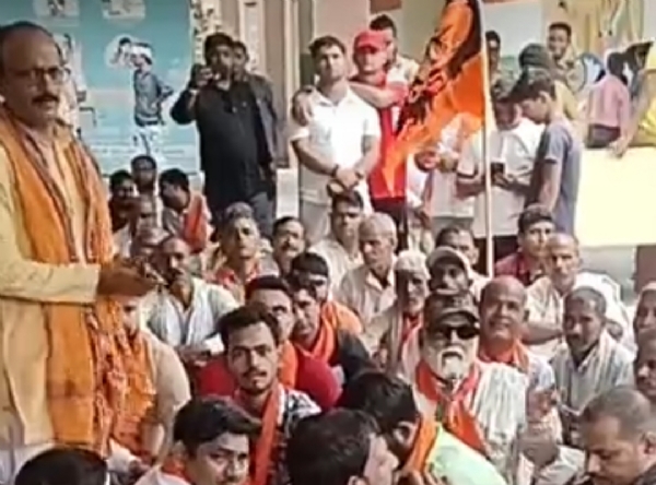 धरना देते पदाधिकारी
