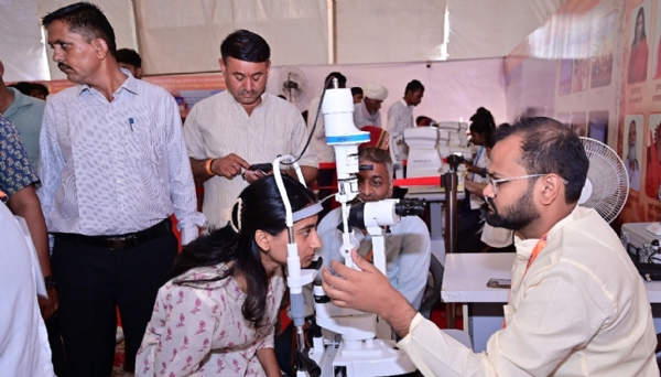 जातरूओं के लिए सर्वोत्तम गुणवत्ता वाले चश्मे देने का केन्द्र बना नेत्रकुम्भ