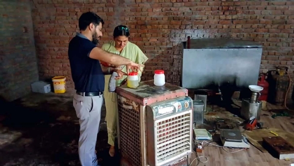 छापेमारी के दिन सैंपल लेते टीम।