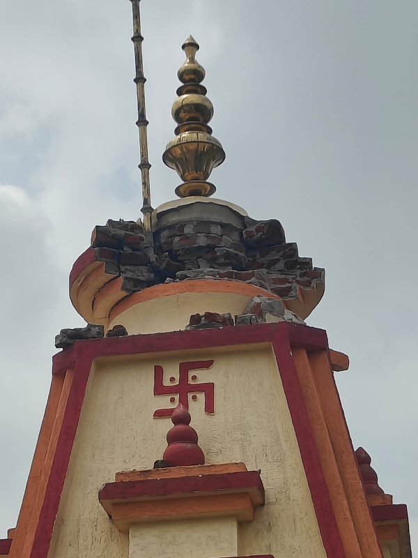 वज्रपात से क्षतिग्रस्त हुआ श्री पार्श्वनाथ दिगम्बर जैन मंदिर का शिखर