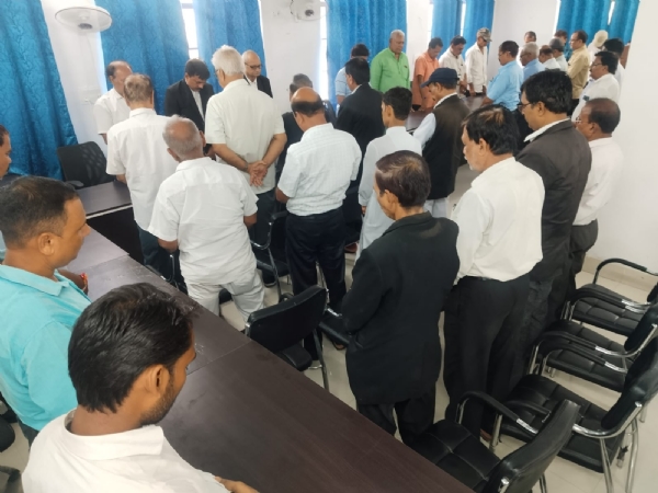 श्रद्धांजलि देते अधिवक्तागण