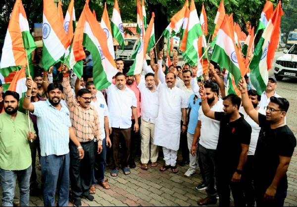 हर घर तिरंगा अभियान को सफल बनाने हेतु पूर्व मुख्यमंत्री रघुवर दास ने भाजपा कार्यकर्ताओं को भेंट किया राष्ट्रीय ध्वज तिरंगा, नागरिकों से घरों में तिरंगा लगाने की अपील की