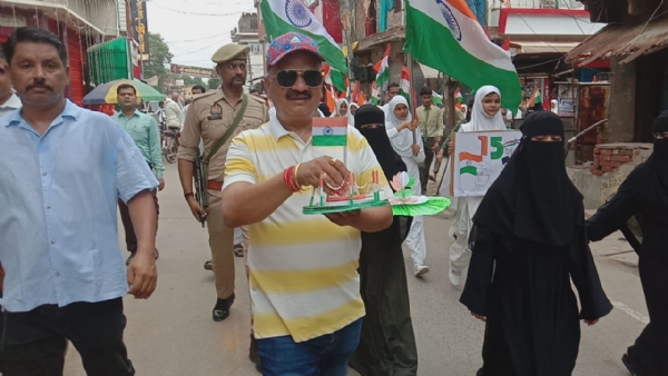 तिरंगा यात्रा का नेतृत्व करते हुए जिलाधिकारी डॉ दिनेश चंद्र सिंह