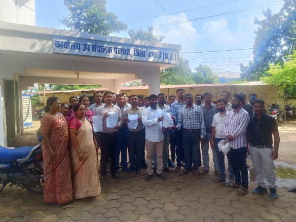 परियोजना प्रशासक से परेशान छात्रावास अधीक्षक पूर्व जिला पंचायत सदस्य खूबलाल ध्रुव को ज्ञापन सौंपते हुए।