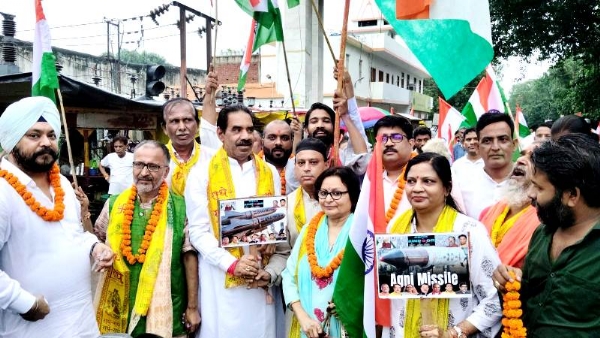 कानपुर में भारतीय जनता पार्टी कानपुर उत्तर के जिला अध्यक्ष अनिल दीक्षित ने कार्यकर्ताओं के साथ विशाल तिरंगा यात्रा निकली गई का छायाचित्र