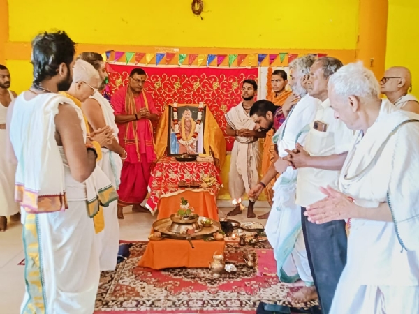 श्री विद्यामठ में शंकराचार्य का जन्मदिन मनाते श्रद्धालु