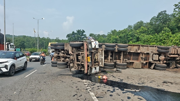 घाटी में दुर्घटनाग्रस्त वाहन