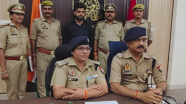 सोमनाथ धमीजा एंड संस से चोरी हुए 6,75,000/- की घटना का खुलासा करते एसपी सिटी कुमार रणविजय सिंह और सीओ कोतवाली सुनीता दहिया व पुलिस गिरफ्त में आरोपित नौकर अनिकेत।