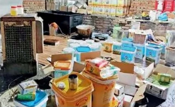 छापेमारी के दिन फैक्ट्री में पड़ा घी व अन्य सामान।