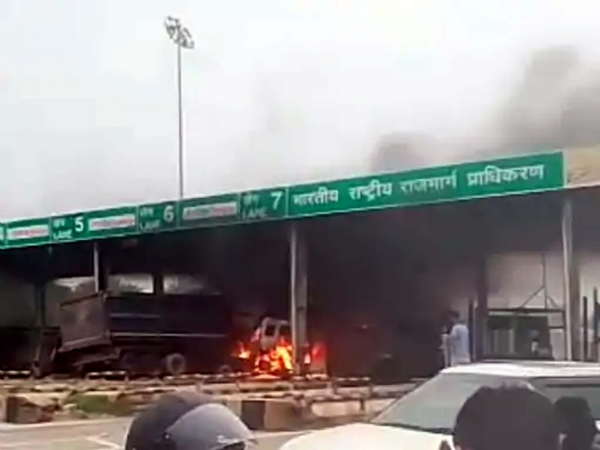 लांधड़ी टोल पर जलता हुआ ट्राला।