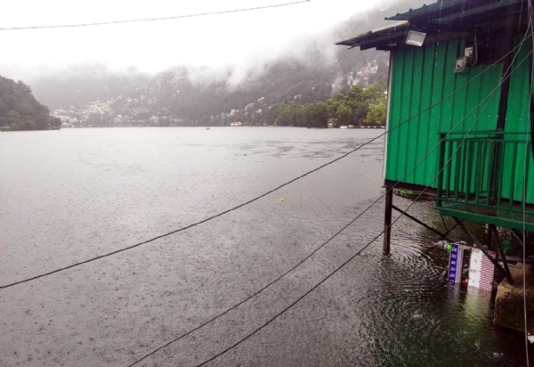 भारी बारिश के बाद नैनी झील
