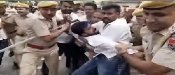 स्मार्ट सिटी घोटालों के विरोध में युवा कांग्रेस का प्रदर्शन, पुलिस से झड़प के बाद कार्यकर्ता हिरासत में