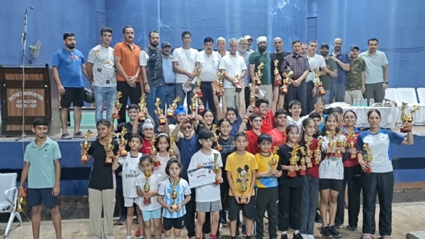 जिला स्तरीय बैडमिंटन प्रतियोगिता के विजेताओं के साथ विधायक अनिल शर्मा।