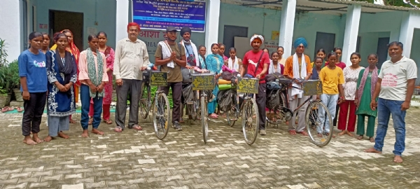 नशा उन्मूलन जन चेतना साइकिल यात्रियों का स्वागत करते वाराणसी के युवा