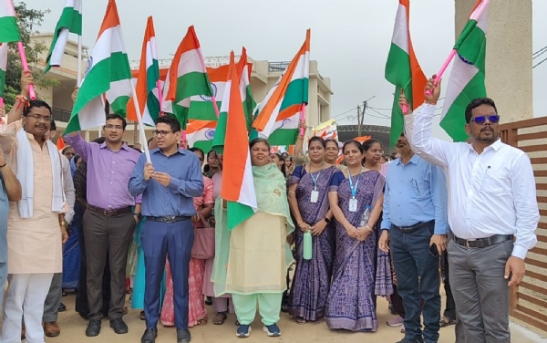 अमरकंटक में संभागायुक्त, कलेक्टर, जिपं. सीईओ, एसडीएम सहित जनप्रतिनिधियों तिरंगा रैली में
