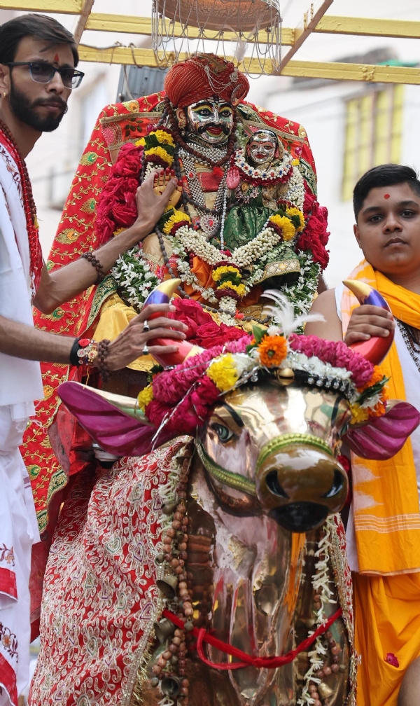 नंदी पर उमा महेश स्वरूप