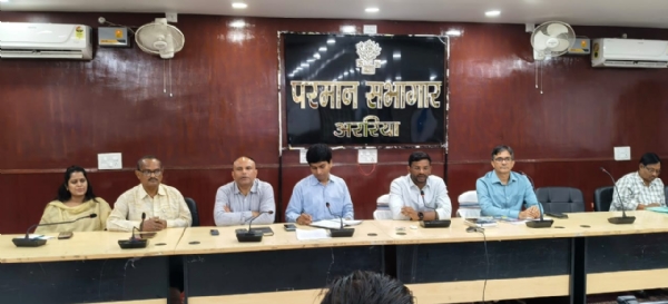 अररिया फोटो:डीएम और एसपी चेहल्लुम और श्रीकृष्ण जन्माष्टमी को लेकर बैठक करते