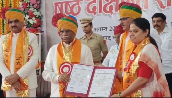 छात्रों को उपाधि प्रदान करते राज्यपाल हरिभाऊ बागडे