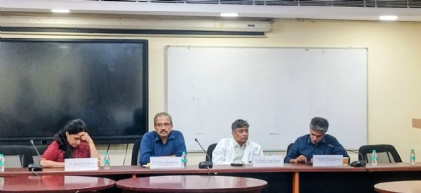 आरएमएल अस्पताल के निदेशक डॉ अशोक कुमार प्रेसवार्ता को संबोधित करते हुए