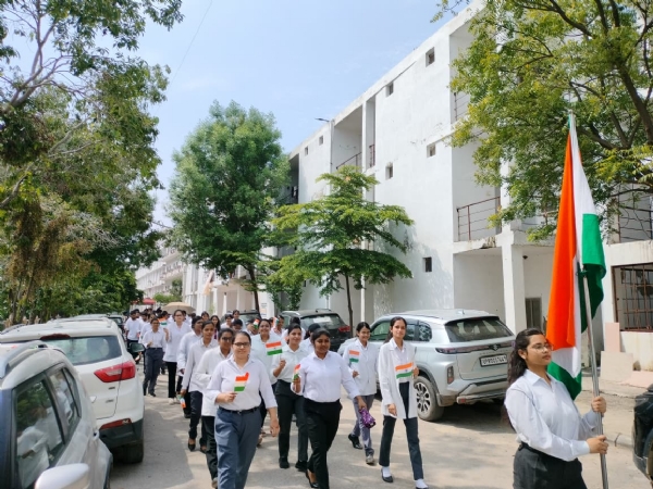 रेली निकालते हुए मेडीकल छात्र-छात्राएं