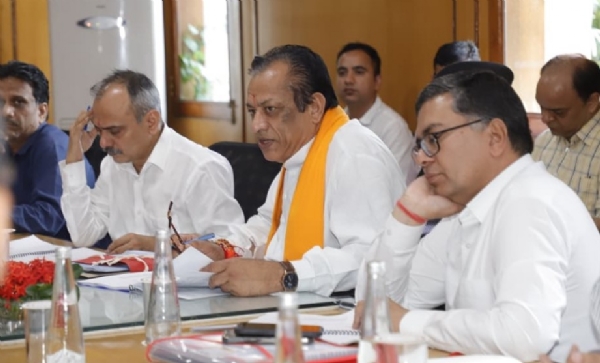 देवस्थान विभाग की बैठक लेते हुए मंत्री जोगाराम कुमावत।