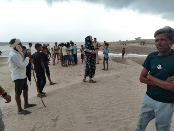 फोटो परिचय- यमुना नदी में रेस्क्यू आपरेशन में लगे गोताखोर व मौजूद परिजन, ग्रामीण