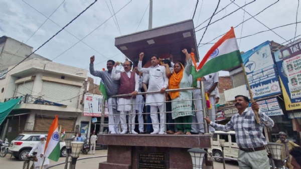 शहीद भगत सिंह की प्रतिमा पर माल्यार्पण करने के बाद तिरंगा यात्रा को रवाना करते यतिंद्र सिंह एडवोकेट।