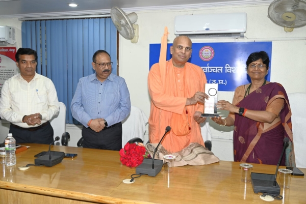 कुलपति डॉ वंदना सिंह -भक्ति पदम स्वामी को सम्मानित करते हुए