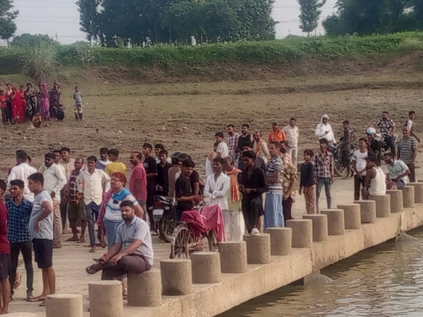डेरवां बलापुर गाँव में कर्णावती नदी में छात्र के डूबने के बाद मौके पर जुटे ग्रामीण