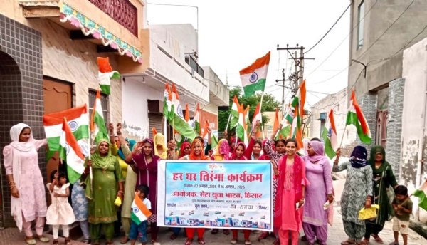हर घर तिरंगा यात्रा निकालते ग्रामीण।