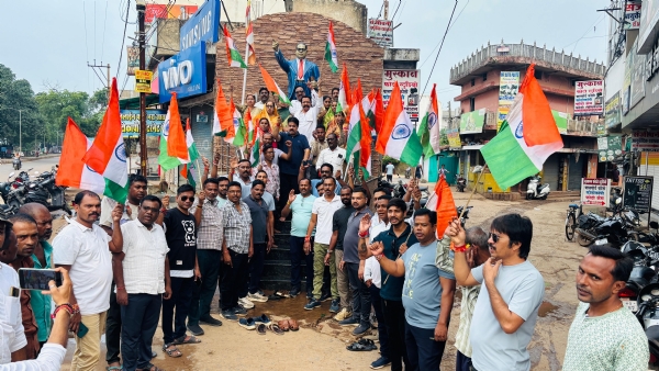 तिरंगा यात्रा के पूर्व आंबेडकर चौक के पास नारे लगाते हुए भाजपाई।