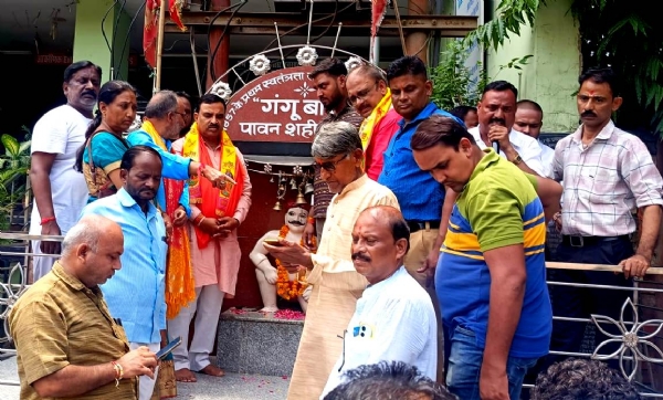 कानपुर में भाजपा क्षेत्रीय अध्यक्ष प्रकाश पाल ने चुन्नीगंज स्थित गंगू बाबा के नाम से प्रसिद्ध क्रांतिकारी की प्रतिमा पर माल्यार्पण कर उन्हें श्रद्धांजलि अर्पित करते हुए का छायाचित्र