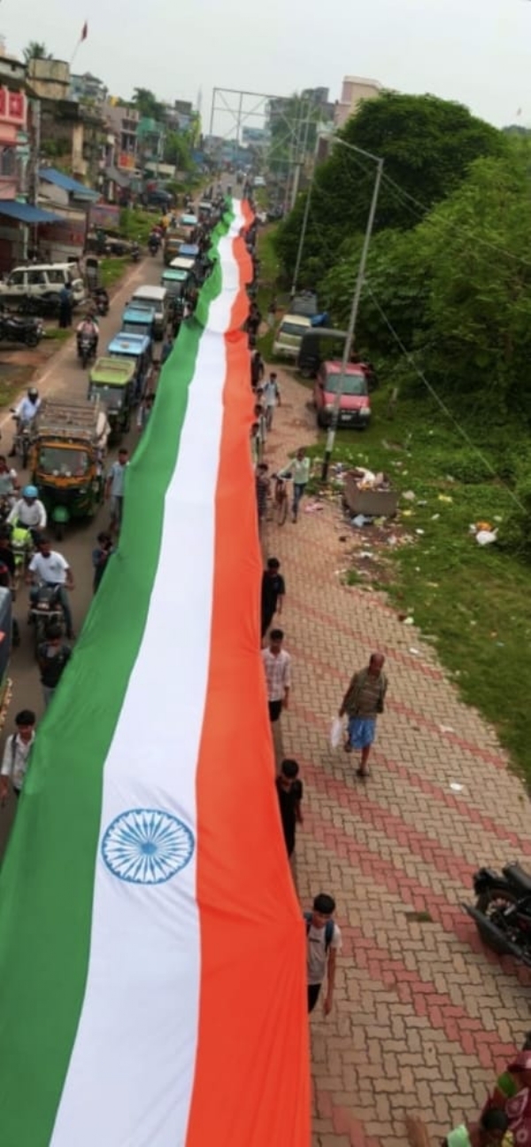 तिरंगा यात्रा निकालते रोटी बैंक सदस्य व अन्य