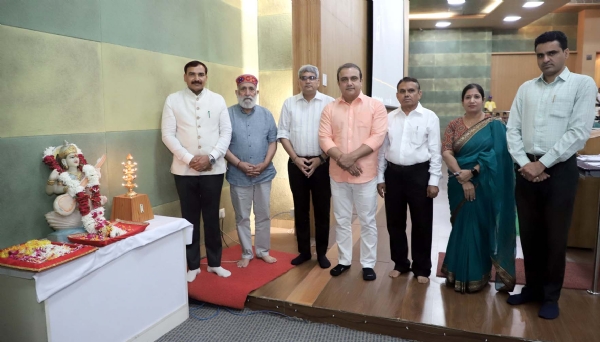 विचार गोष्ठी का उद्घाटन करते मुख्यातिथि प्रो. कुलदीप चंद अग्निहोत्री, कुलपति प्रो. नरसी राम बिश्नोई एवं अन्य।