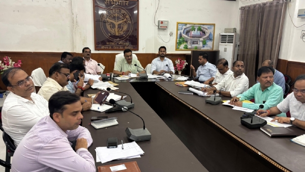 कलेक्ट्रेट सभागार में कृषि विभाग एवं बैंकर्स के साथ बैठक करते जिलाधिकारी पवन कुमार गंगवार।