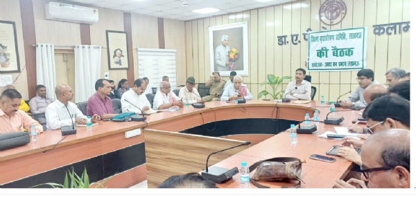 कलेक्ट्रेट सभागार में जिलाधिकारी के साथ बैठक करते लोकभारती के कार्यकर्ता