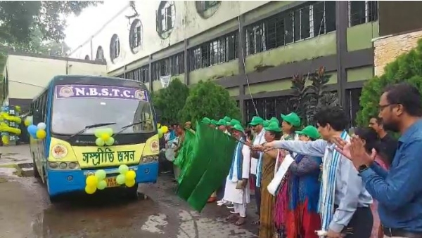 संप्रीति भ्रमण बस सेवा को झंडा दिखाते जिला प्रशासन