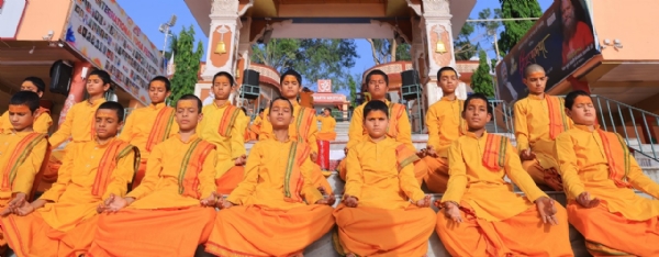 परमार्थ निकेतन के युवा का चित्र।