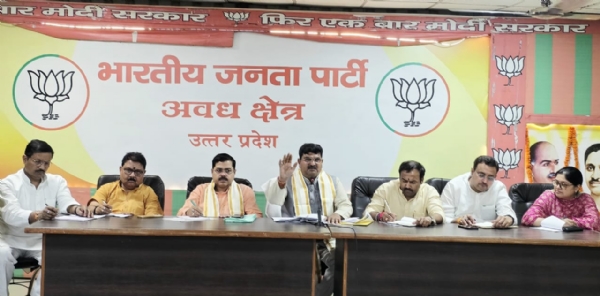 बैठक करते धर्मपाल सिंह