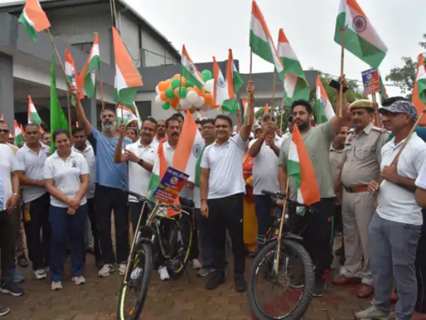 यात्रा के दौरान तिरंगा लहराते हुए डीसी, एसपी व अन्य।