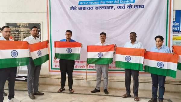 दाैसा कलेक्ट्रेट में हस्ताक्षर अभियान के दौरान कलेक्टर देवेन्द्र कुमार व अन्य अधिकारी