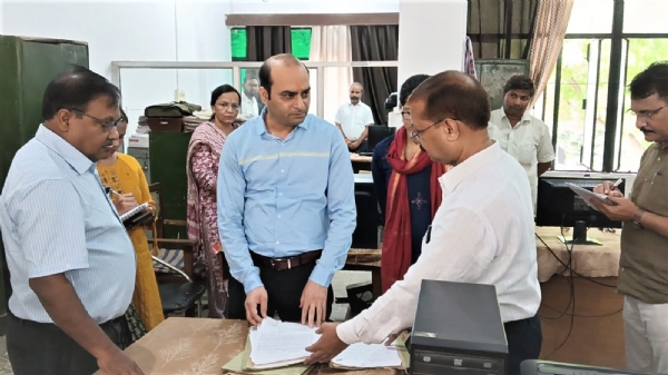 विकास भवन में स्थित कार्यालय का निरीक्षण करते हुए जिलाधिकारी