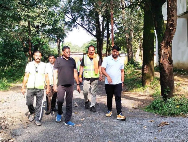 स्थल का निरीक्षण करते आयुक्त