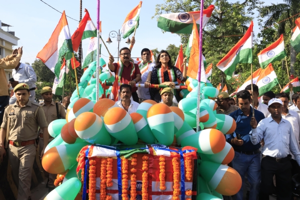 विकास भवन से सीआई पार्क तक निकली तिरंगा रैली का नेतृत्व करते डीएम अविनाश सिंह और सीडीओ देवयानी, साथ में अधिकारी-कर्मचारी