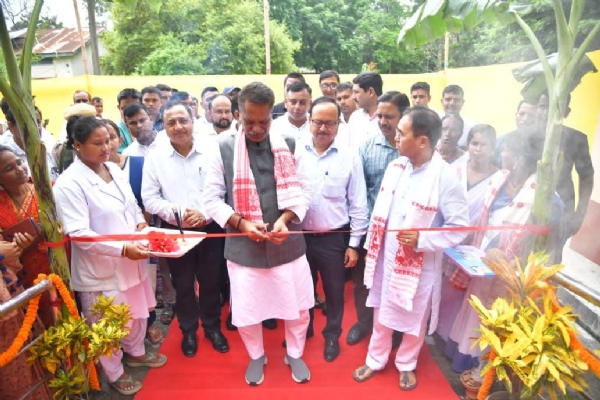 बरसला में उप-जिला कार्यालय और आदर्श चिकित्सालय का मंत्री अशोक सिंघल शुभारंभ करते हुए।