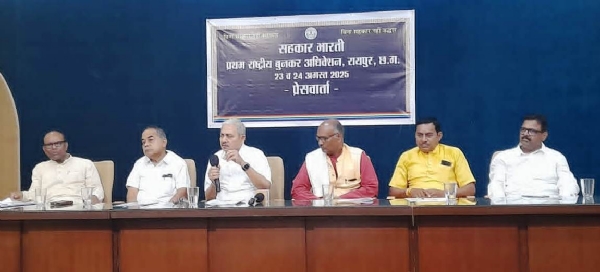 सहकारी भारती के राष्‍ट्रीय अध्‍यक्ष डॉ. उदय जोशी पत्रकारों को संबाेध‍ित करते हुए