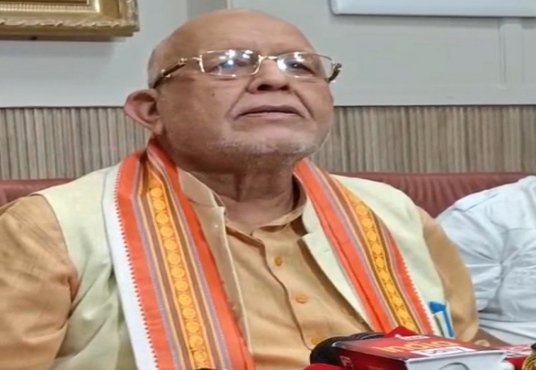 विधान सभा प्रेस रूम में पत्राकारों से बात करते सुरेश खन्ना