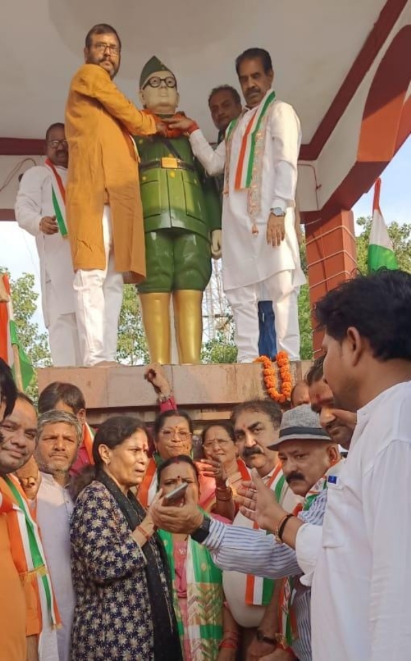 तिरंगा यात्रा का नेतृत्व करते हुए जिलाध्यक्ष अनिल दीक्षित