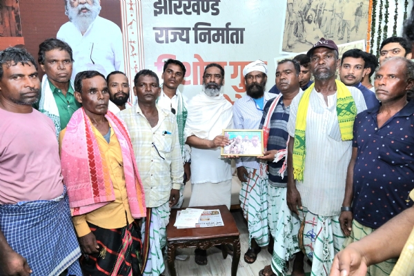 मुख्यमंत्री से मिलकर संवेदना व्यक्त करते लोग