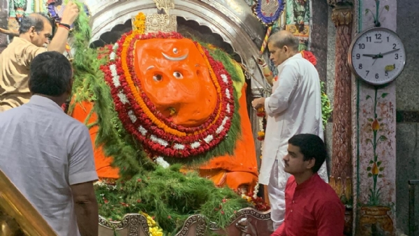 बड़ा गणेश दरबार में दर्शन पूजन करते श्रद्धालु